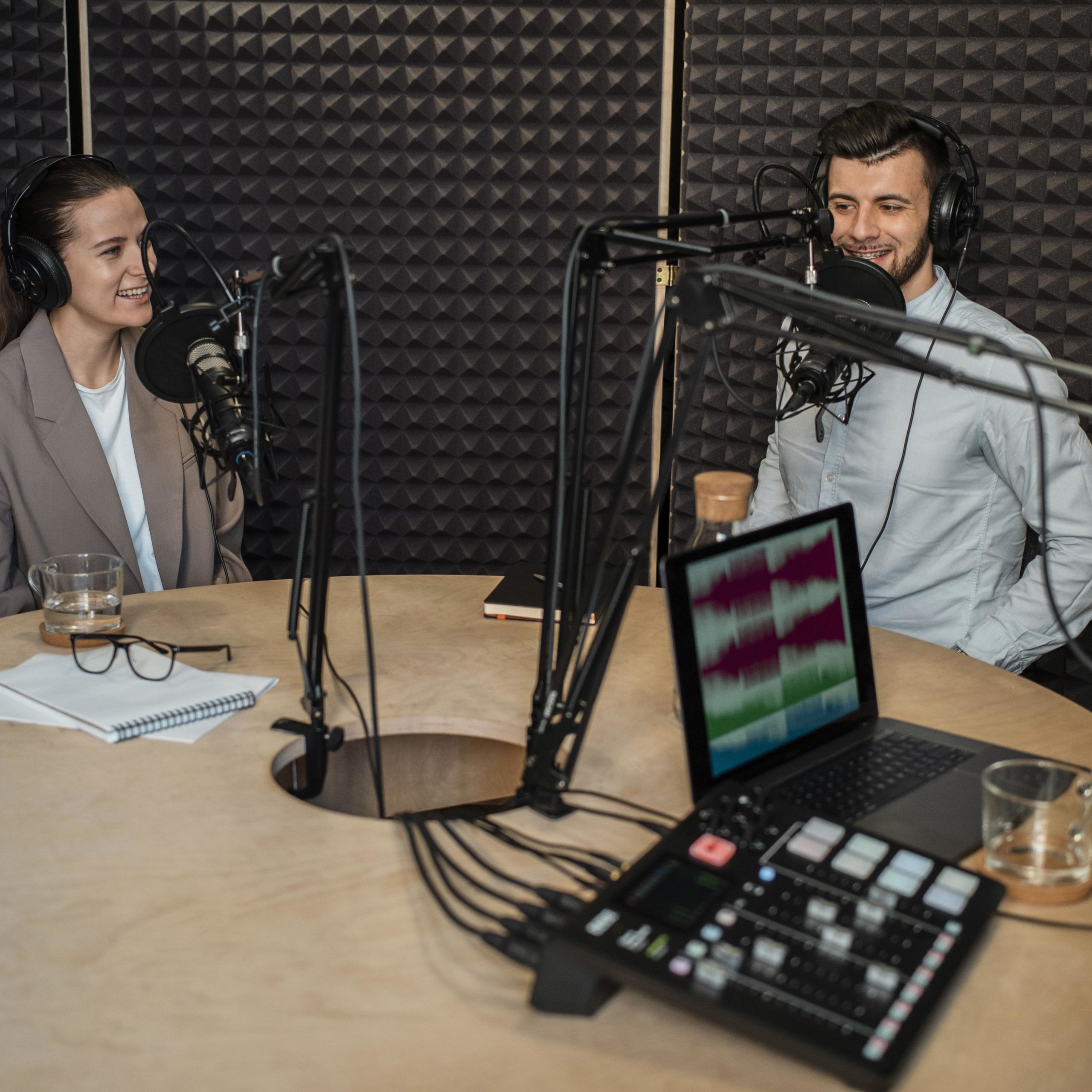 medium-shot-smiley-people-radio-min